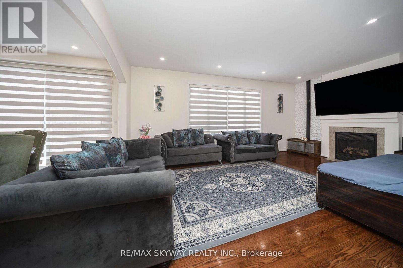 104 Whitwell Drive, Brampton, Ontario  L6P 1L2 - Photo 8 - W12971924