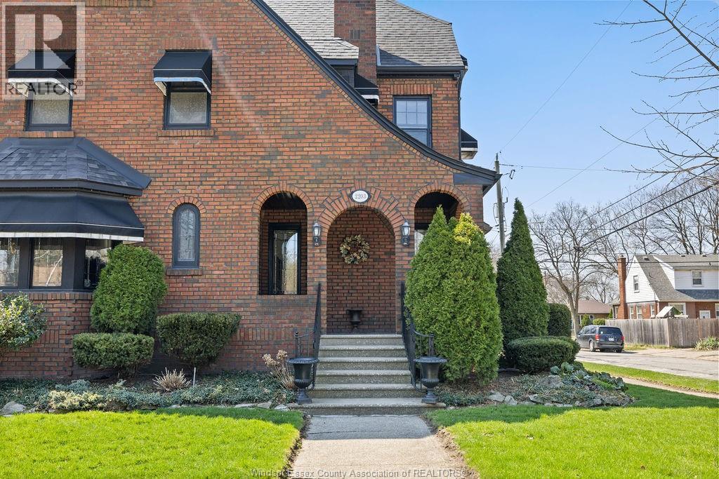 2203 Victoria, Windsor, Ontario  N8X 1R2 - Photo 3 - 26007485