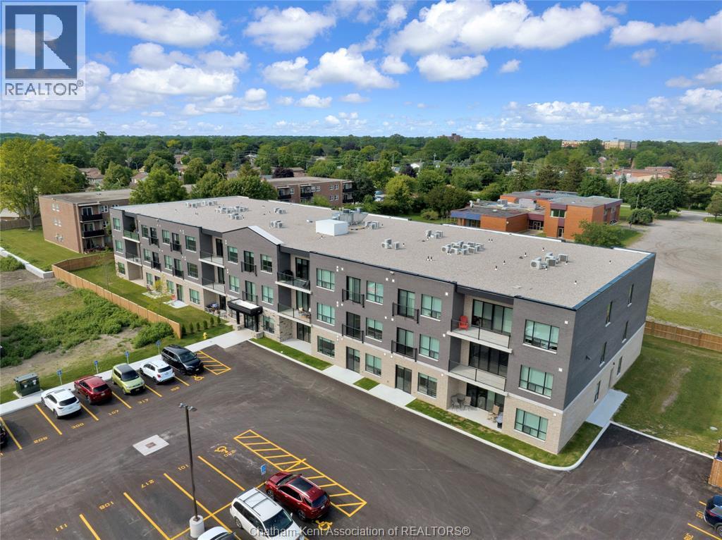 MLS# 26007503: 175 Churchill Park ROAD Unit# 111, Chatham, Canada