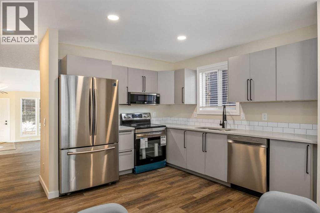 131 Stratton Crescent Sw, Calgary, Alberta  T3H 1T7 - Photo 6 - A2293052