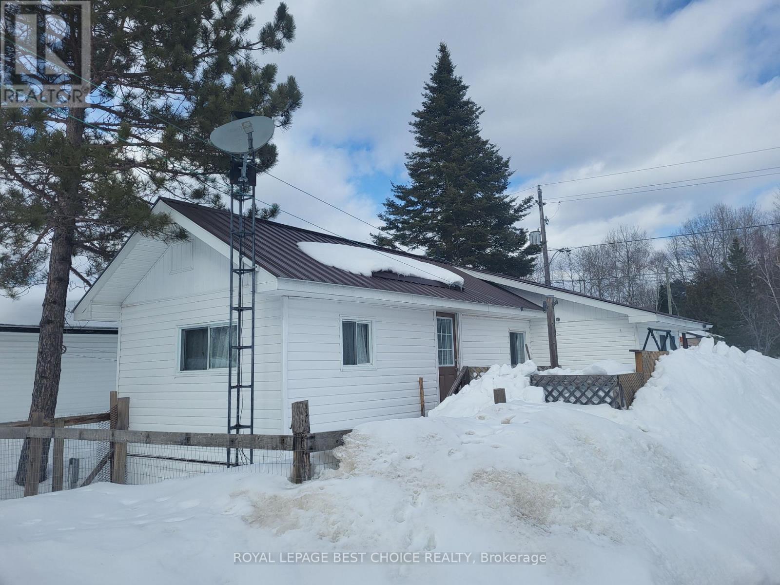 24 Goward Avenue W, Temagami, Ontario  P0H 2H0 - Photo 5 - X12972002