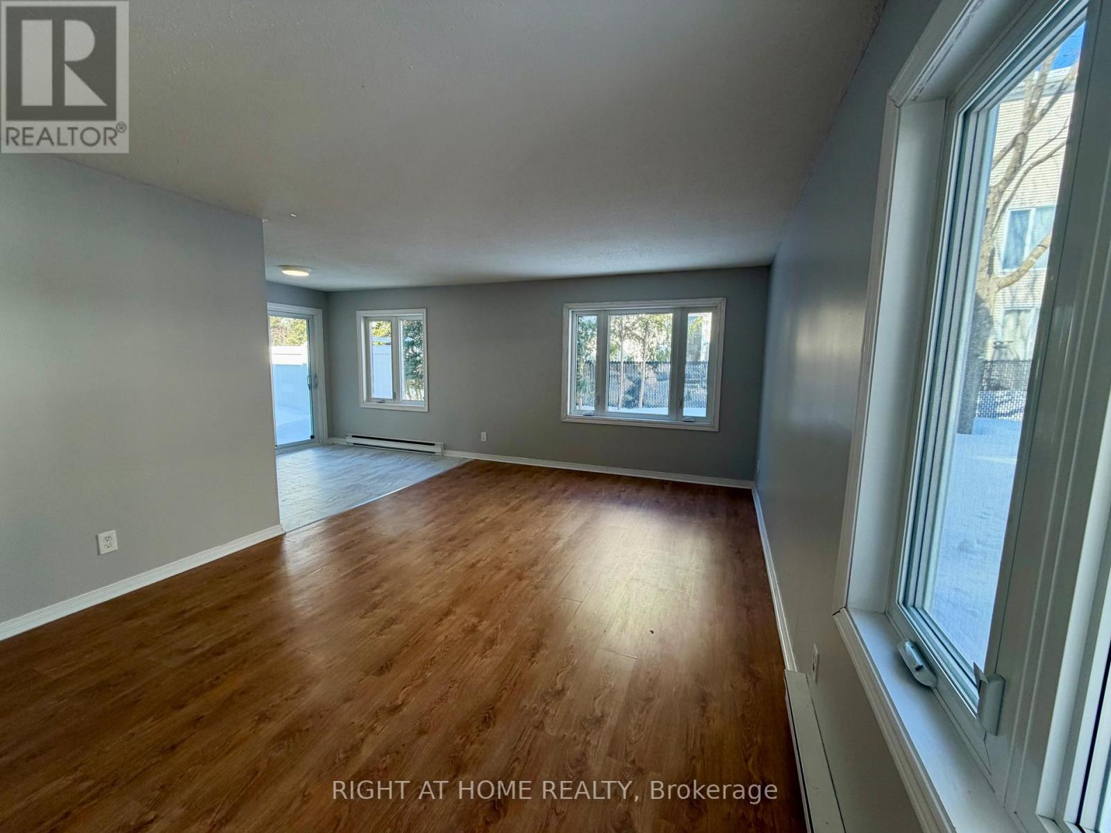 E - 1033 Cummings Avenue, Ottawa, Ontario  K1J 9K6 - Photo 5 - X12972172