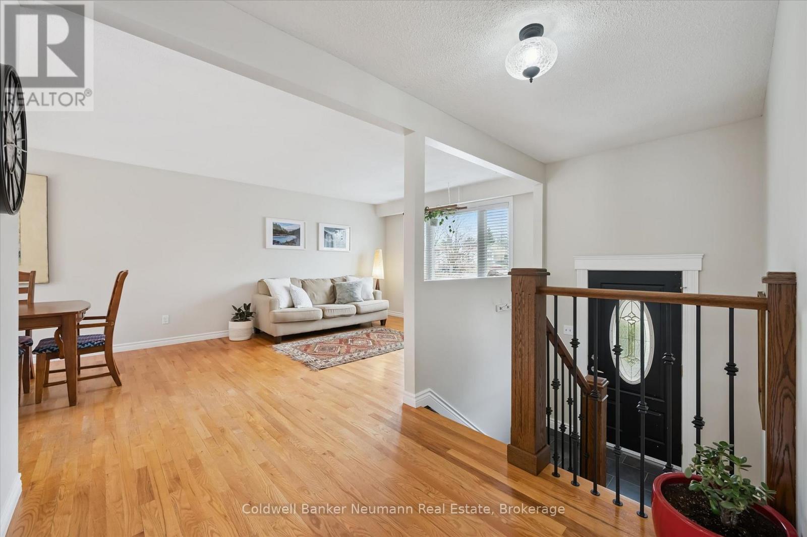 18 Gateway Drive, Guelph (Willow West/sugarbush/west Acres), Ontario  N1H 6W8 - Photo 6 - X12972162