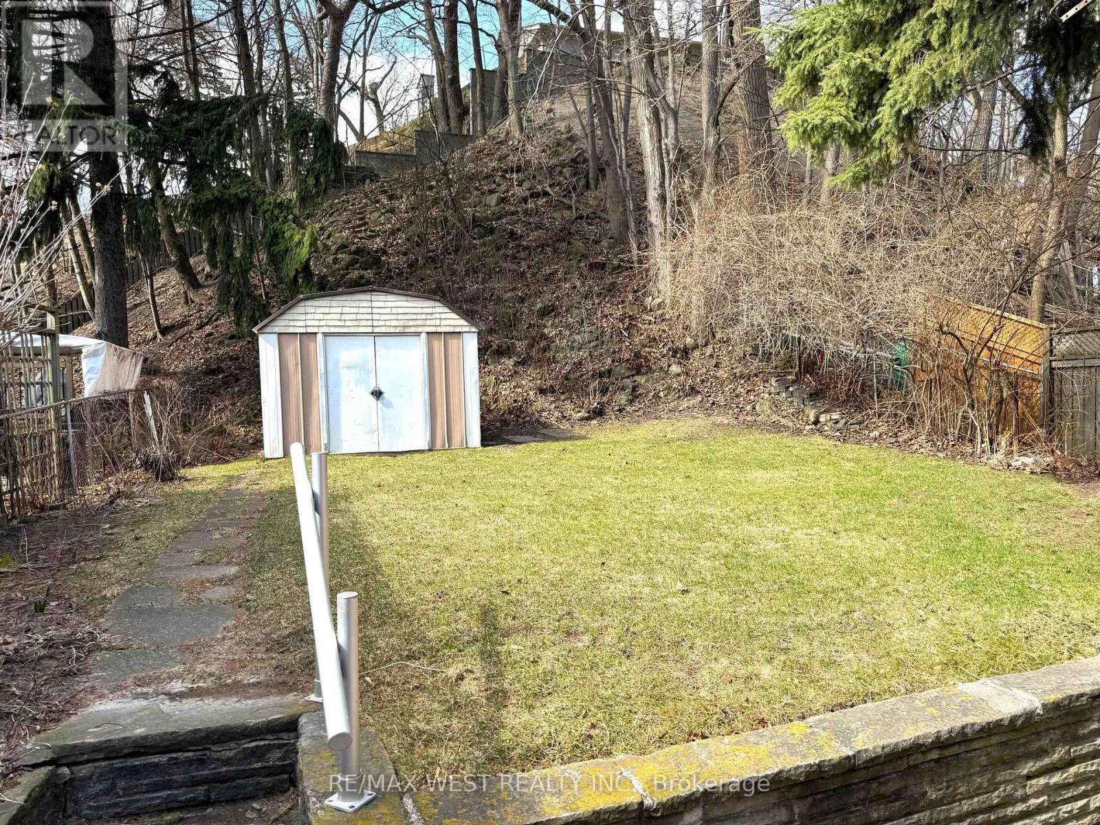 66 South Kingsway, Toronto, Ontario  M6S 3T3 - Photo 11 - W12792354