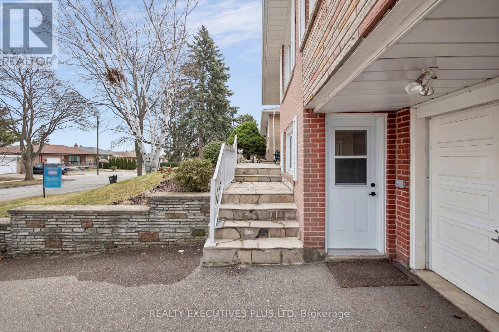 42 Bankfield Drive, Toronto, Ontario  M9V 2P8 - Photo 4 - W12903514