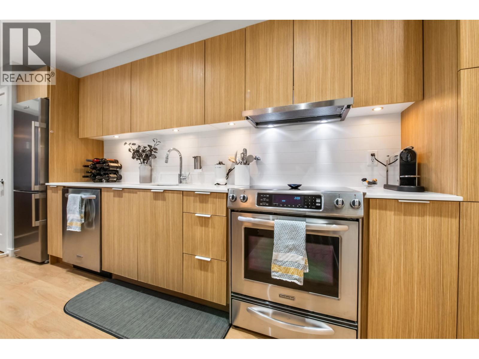 Listing Picture 3 of 21 : 1 3728 THURSTON STREET, Burnaby / 本拿比 - 魯藝地產 Yvonne Lu Group - MLS Medallion Club Member