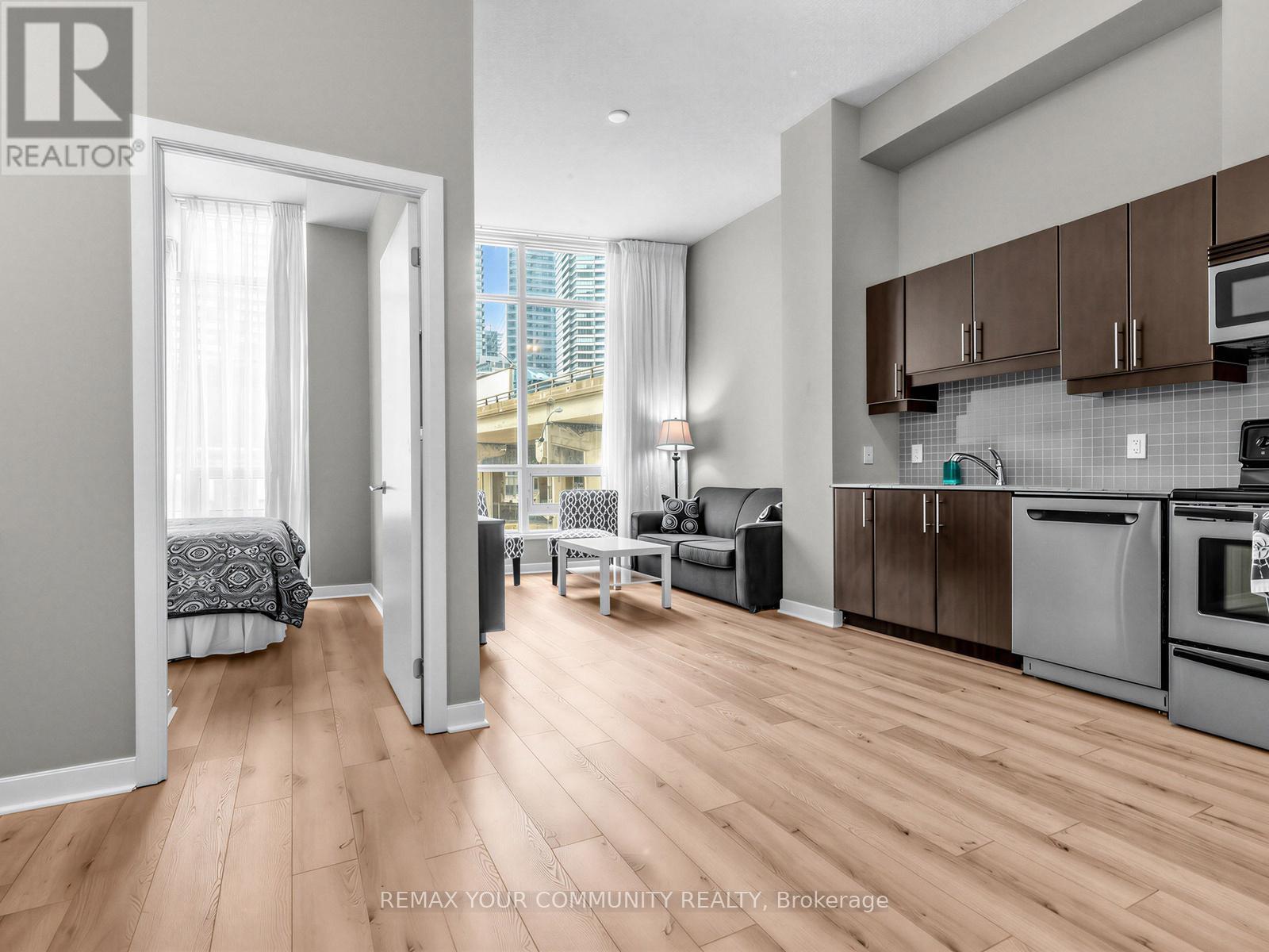 202 - 18 HARBOUR STREET, Toronto, Ontario