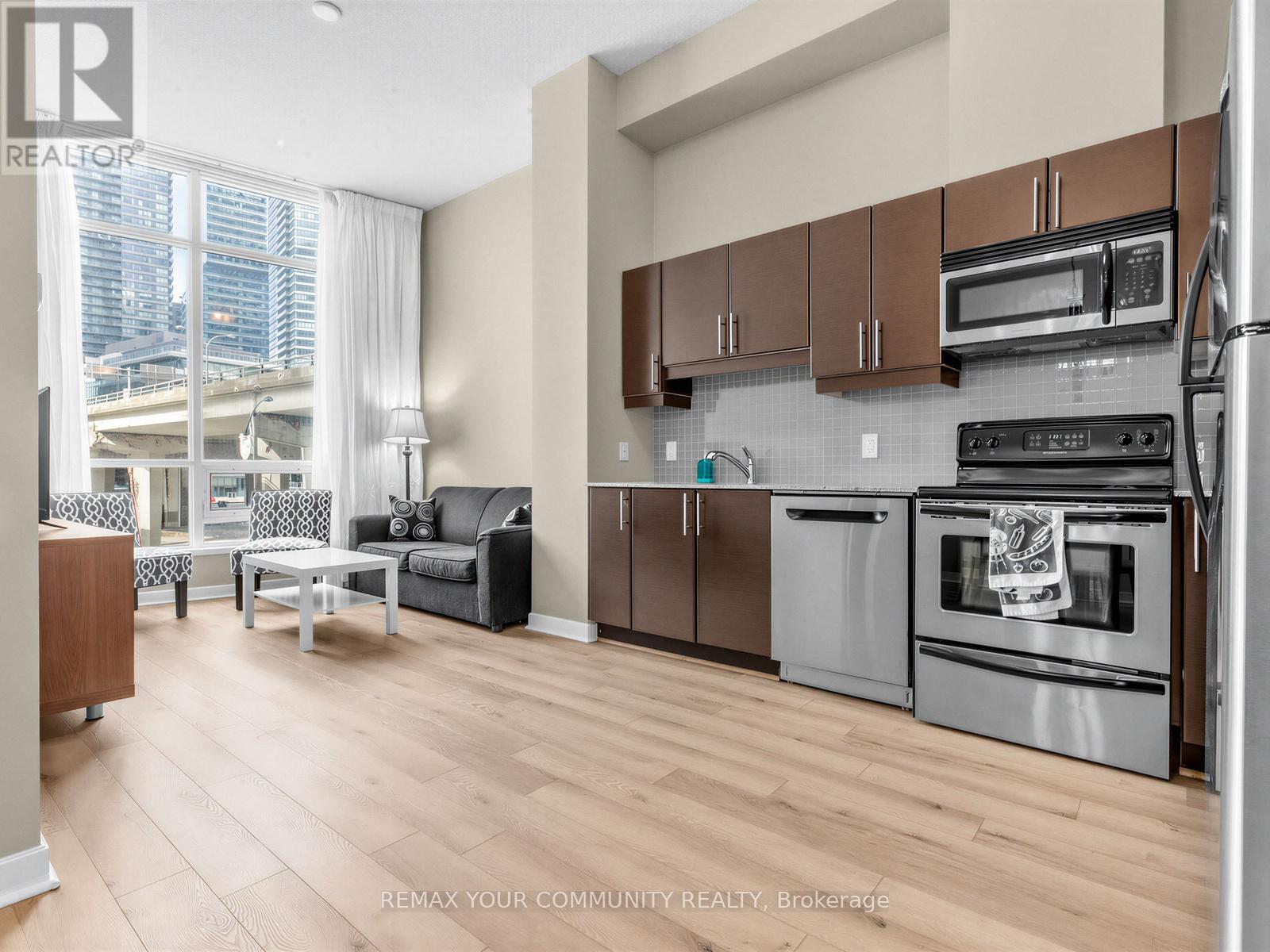 202 - 18 Harbour Street, Toronto, Ontario  M5J 2Z6 - Photo 2 - C12972044