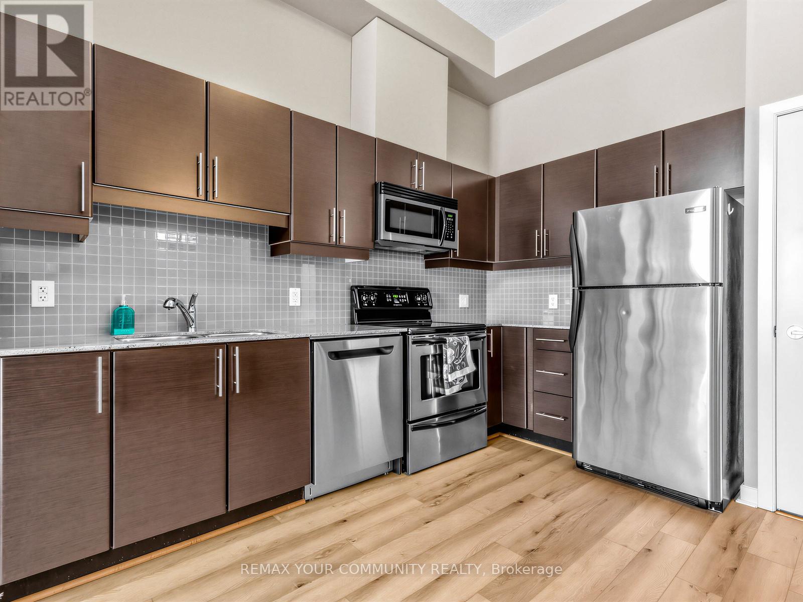 202 - 18 Harbour Street, Toronto, Ontario  M5J 2Z6 - Photo 4 - C12972044