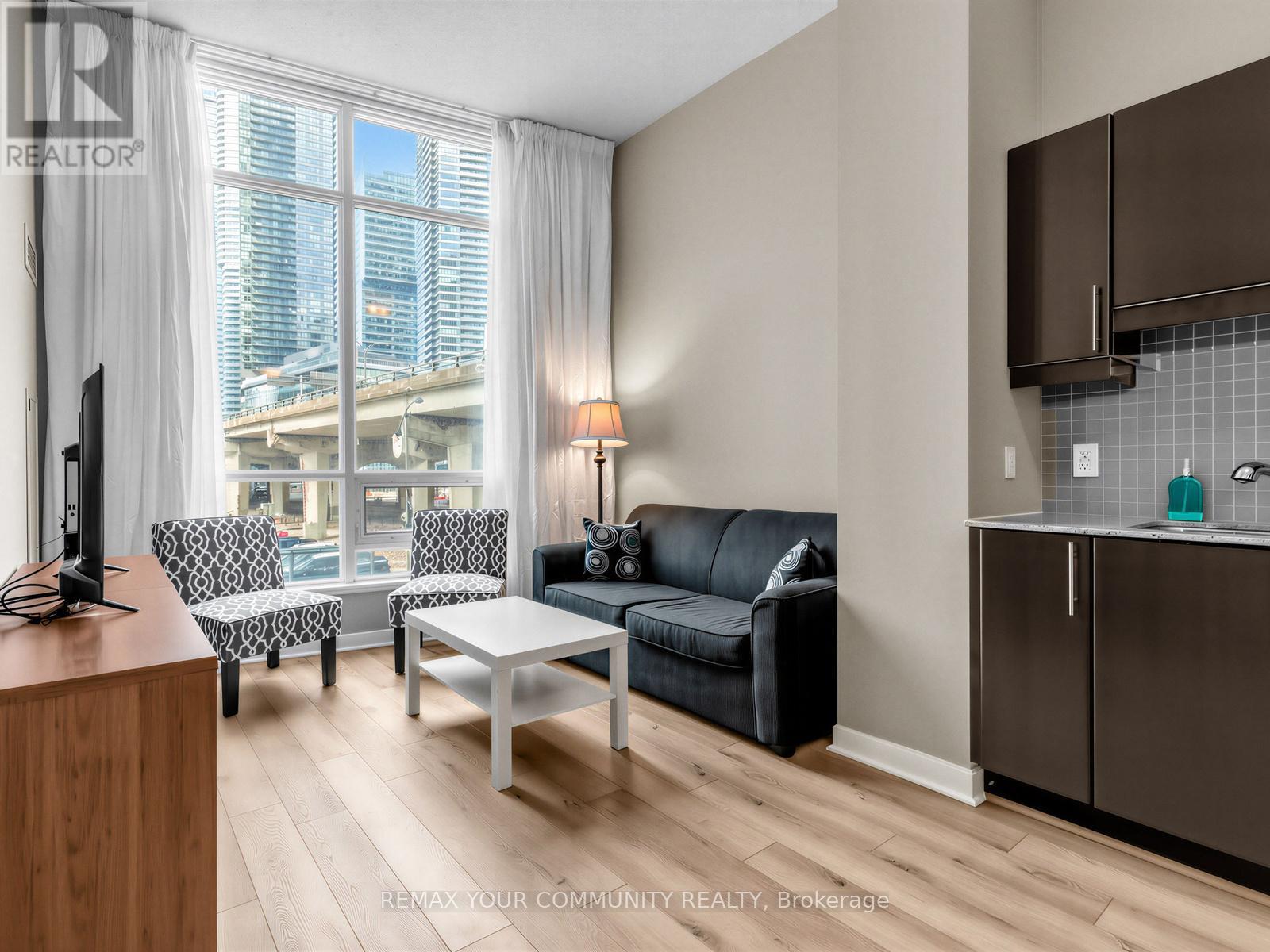 202 - 18 Harbour Street, Toronto, Ontario  M5J 2Z6 - Photo 5 - C12972044