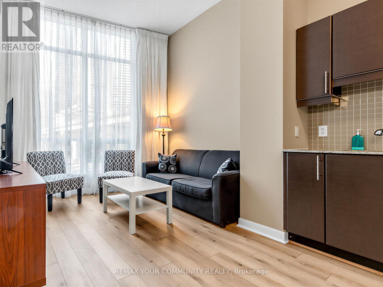 202 - 18 Harbour Street, Toronto, Ontario  M5J 2Z6 - Photo 6 - C12972044