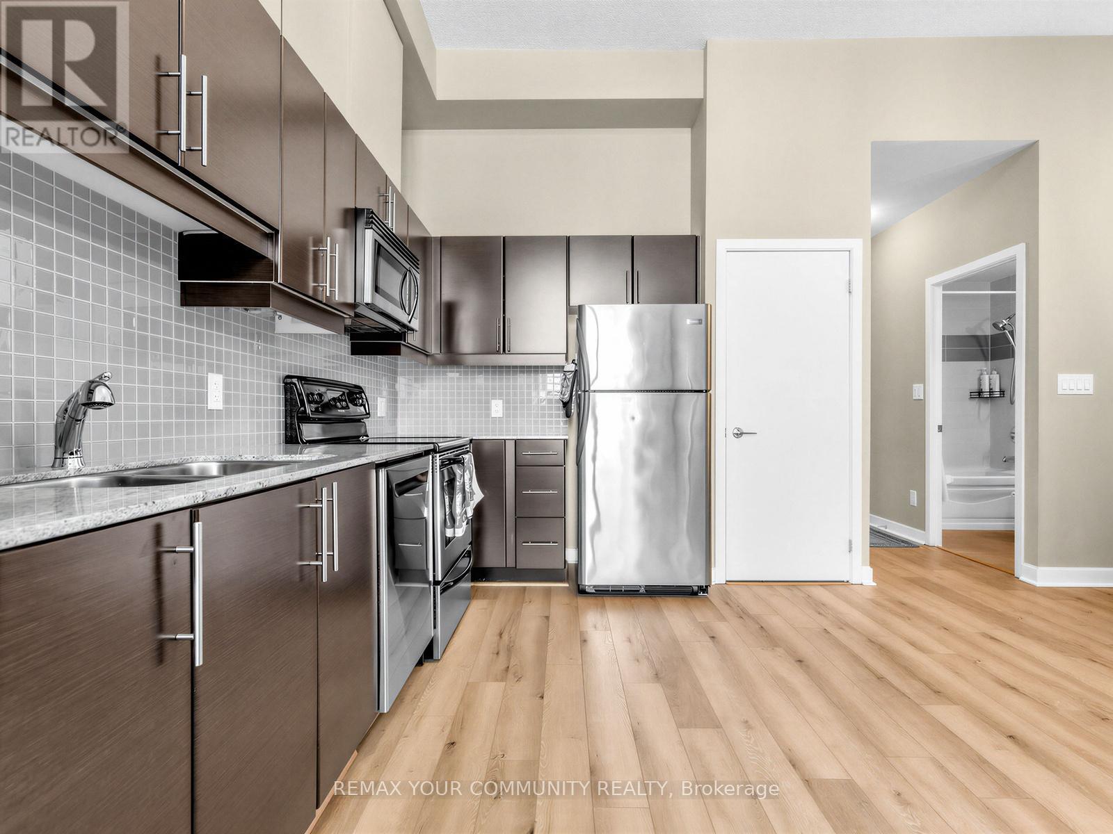 202 - 18 Harbour Street, Toronto, Ontario  M5J 2Z6 - Photo 9 - C12972044