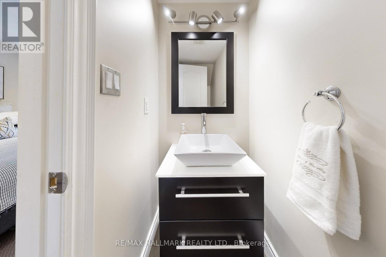 129 Knapton Drive, Newmarket, Ontario  L3X 3B4 - Photo 37 - N12972010