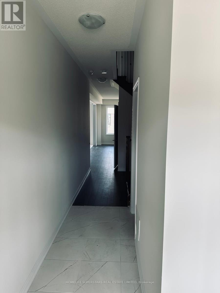 18 Prudhoe Terrace, Barrie, Ontario L9J 0W2 - Photo 2 - S12971996