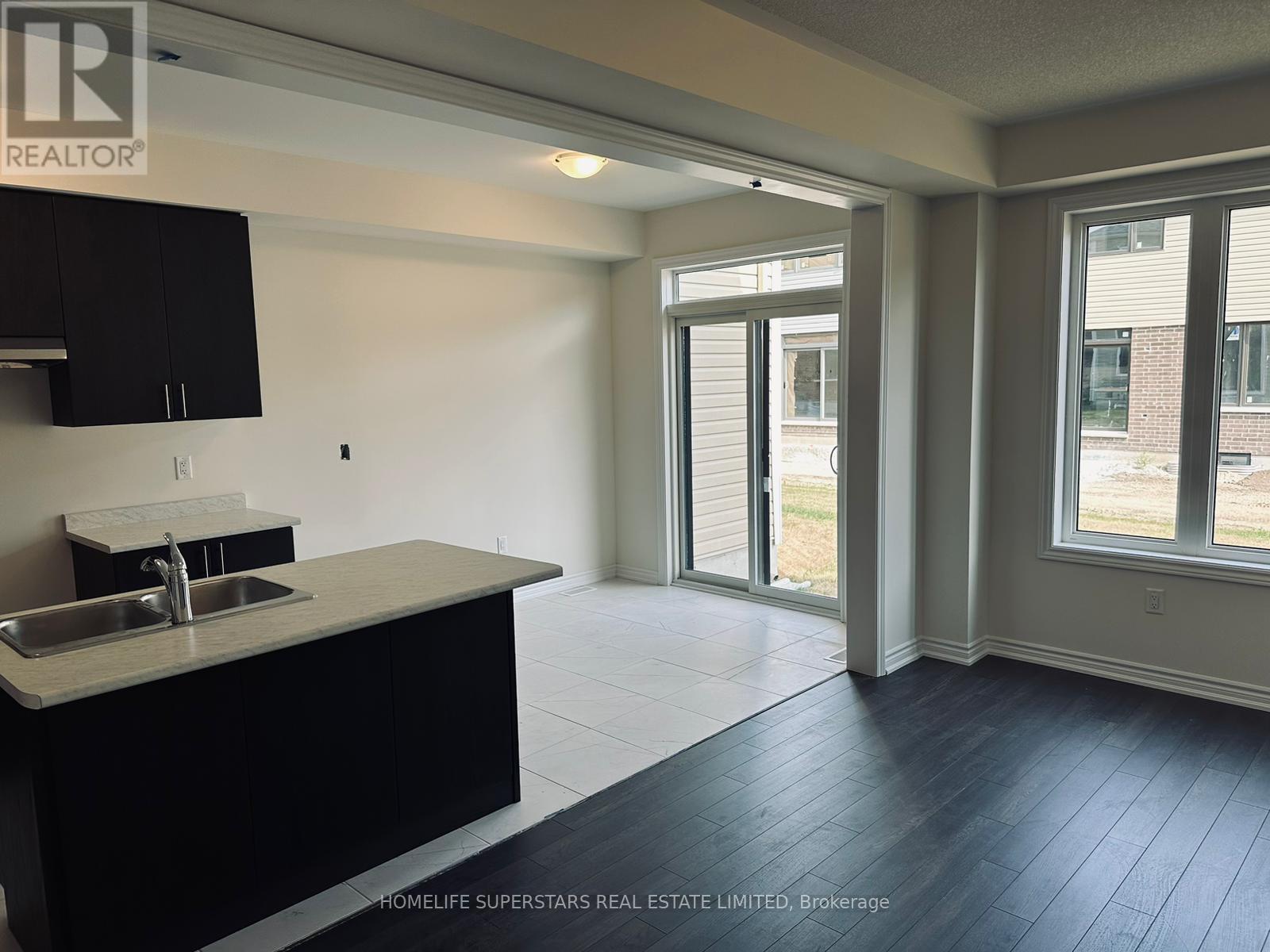 18 Prudhoe Terrace, Barrie, Ontario L9J 0W2 - Photo 3 - S12971996