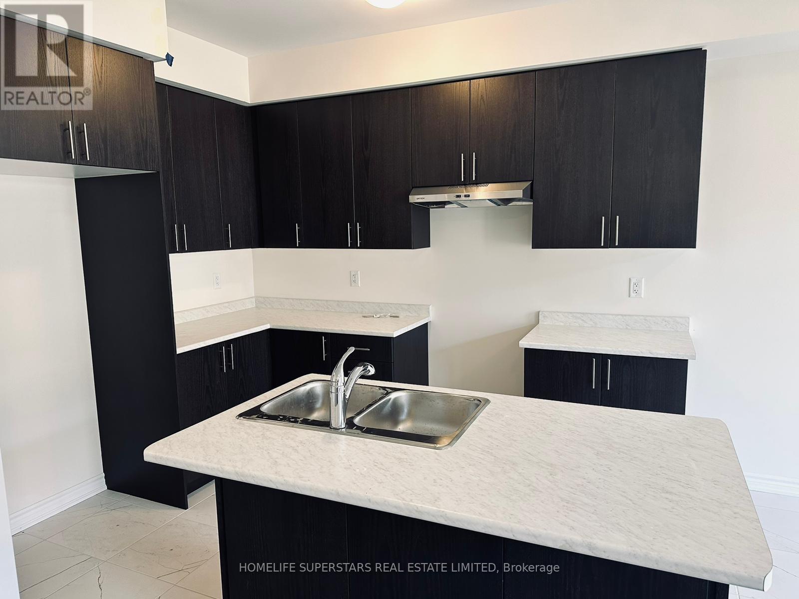 18 Prudhoe Terrace, Barrie, Ontario L9J 0W2 - Photo 4 - S12971996