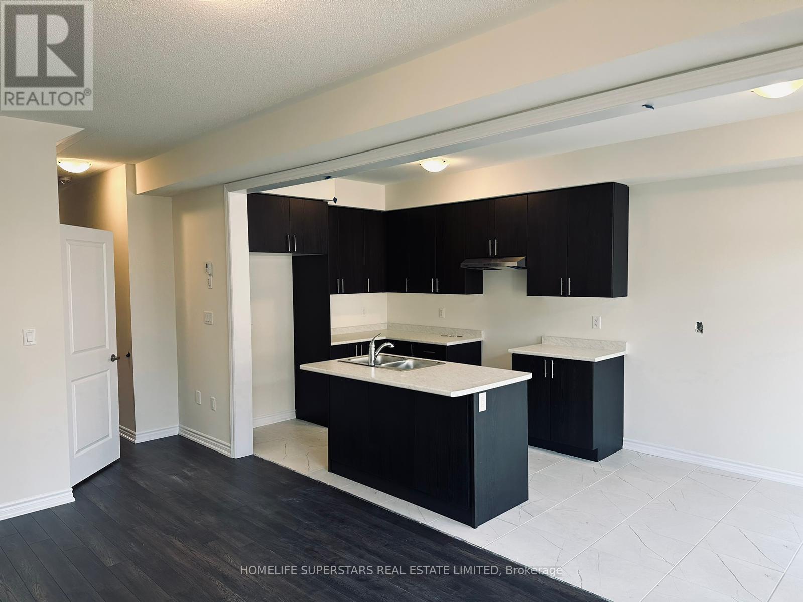 18 Prudhoe Terrace, Barrie, Ontario L9J 0W2 - Photo 6 - S12971996