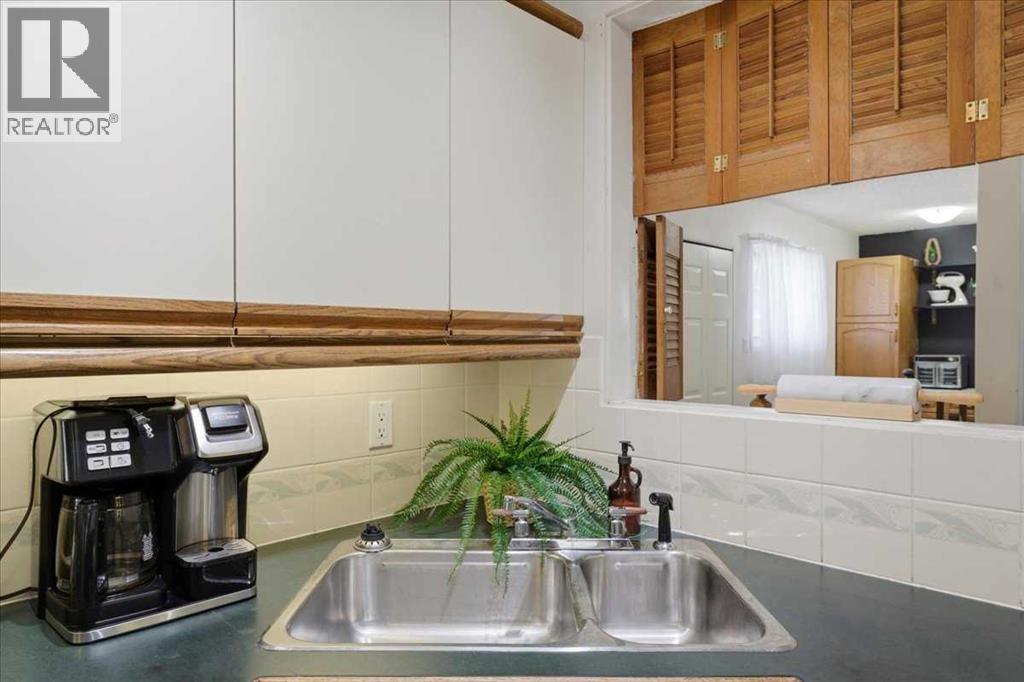 6004 Louise Road Sw, Calgary, Alberta  T3E 5V2 - Photo 19 - A2292002