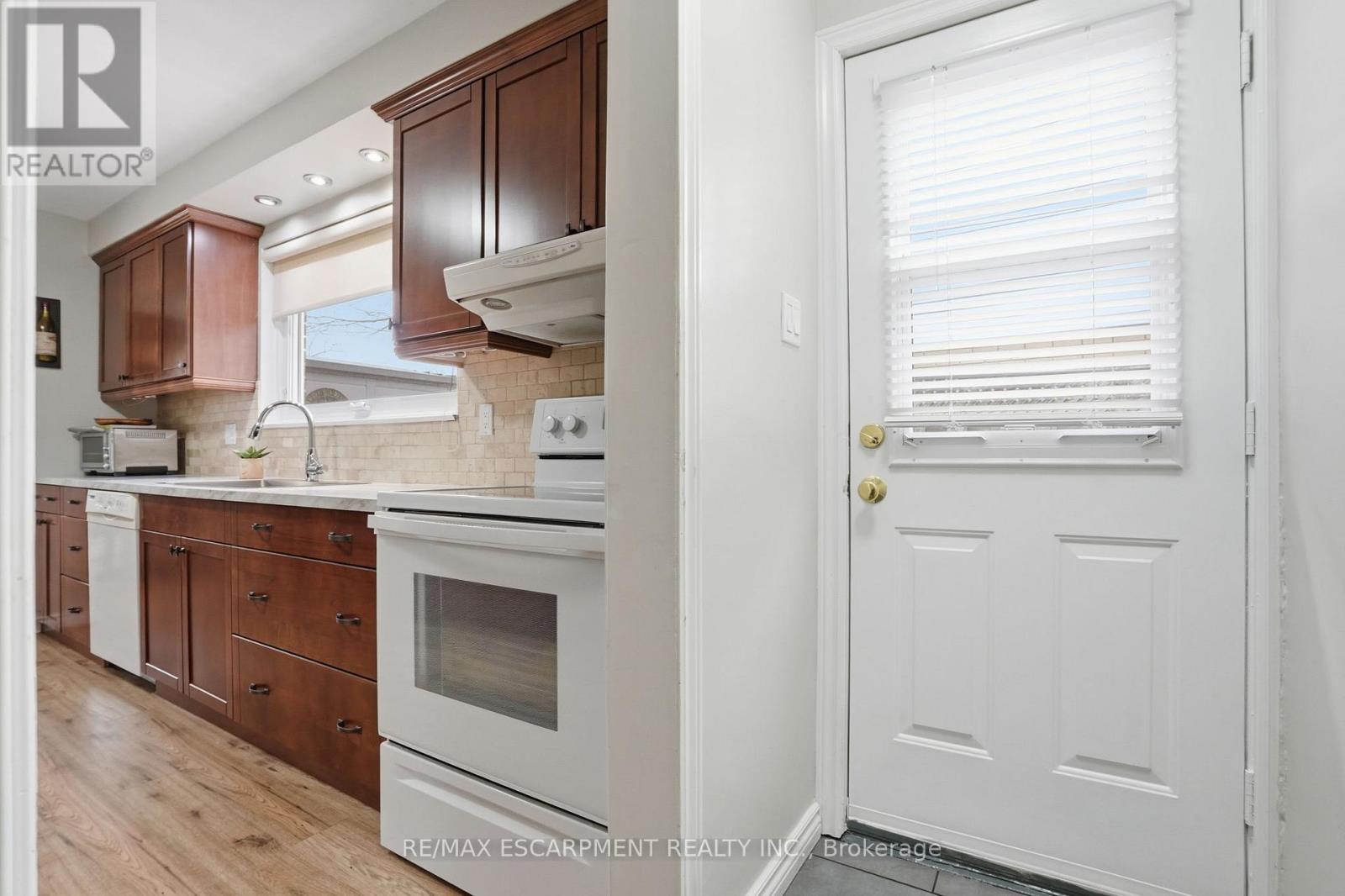 345 Erindale Drive, Burlington, Ontario  L7L 4T3 - Photo 14 - W12972020