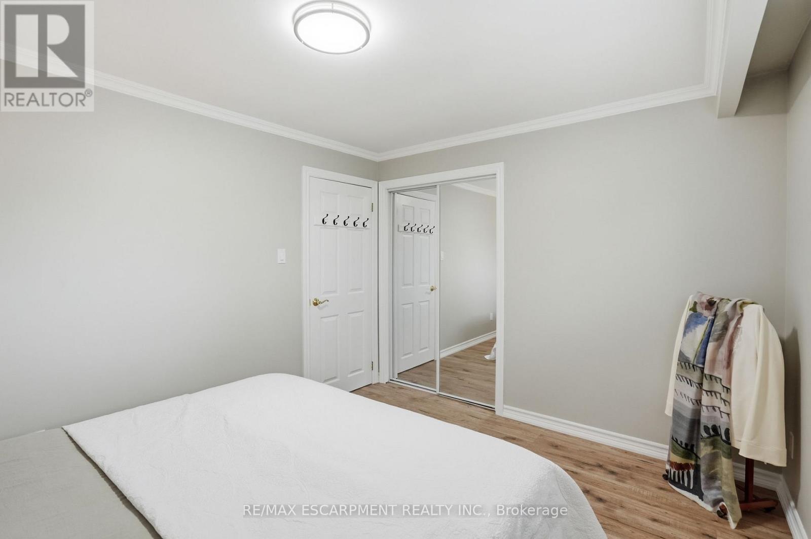 345 Erindale Drive, Burlington, Ontario  L7L 4T3 - Photo 17 - W12972020