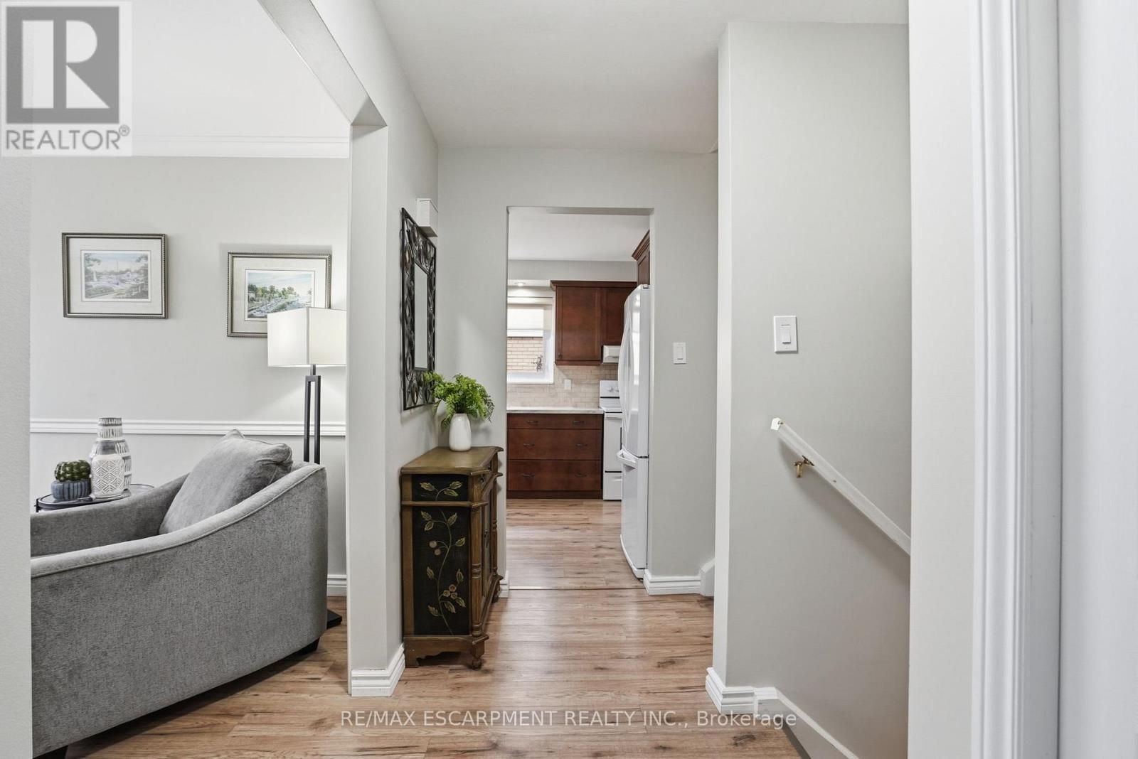 345 Erindale Drive, Burlington, Ontario  L7L 4T3 - Photo 5 - W12972020