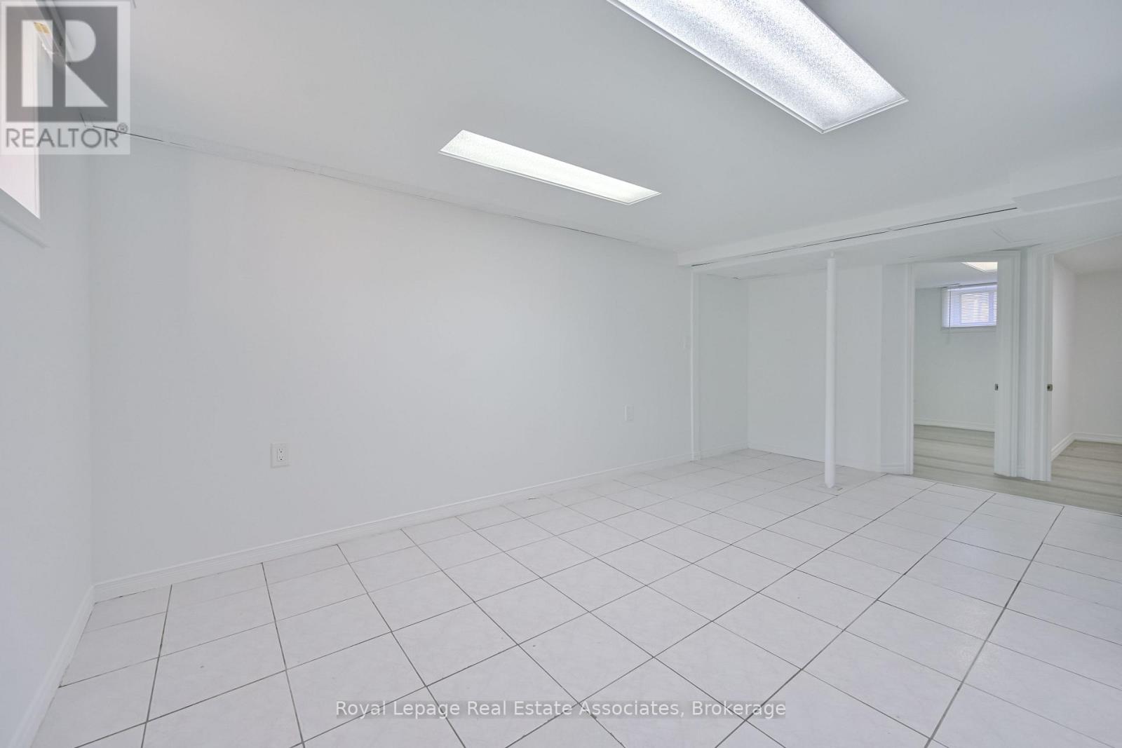 20 East Drive, Toronto, Ontario  M6N 2N7 - Photo 15 - W12972160