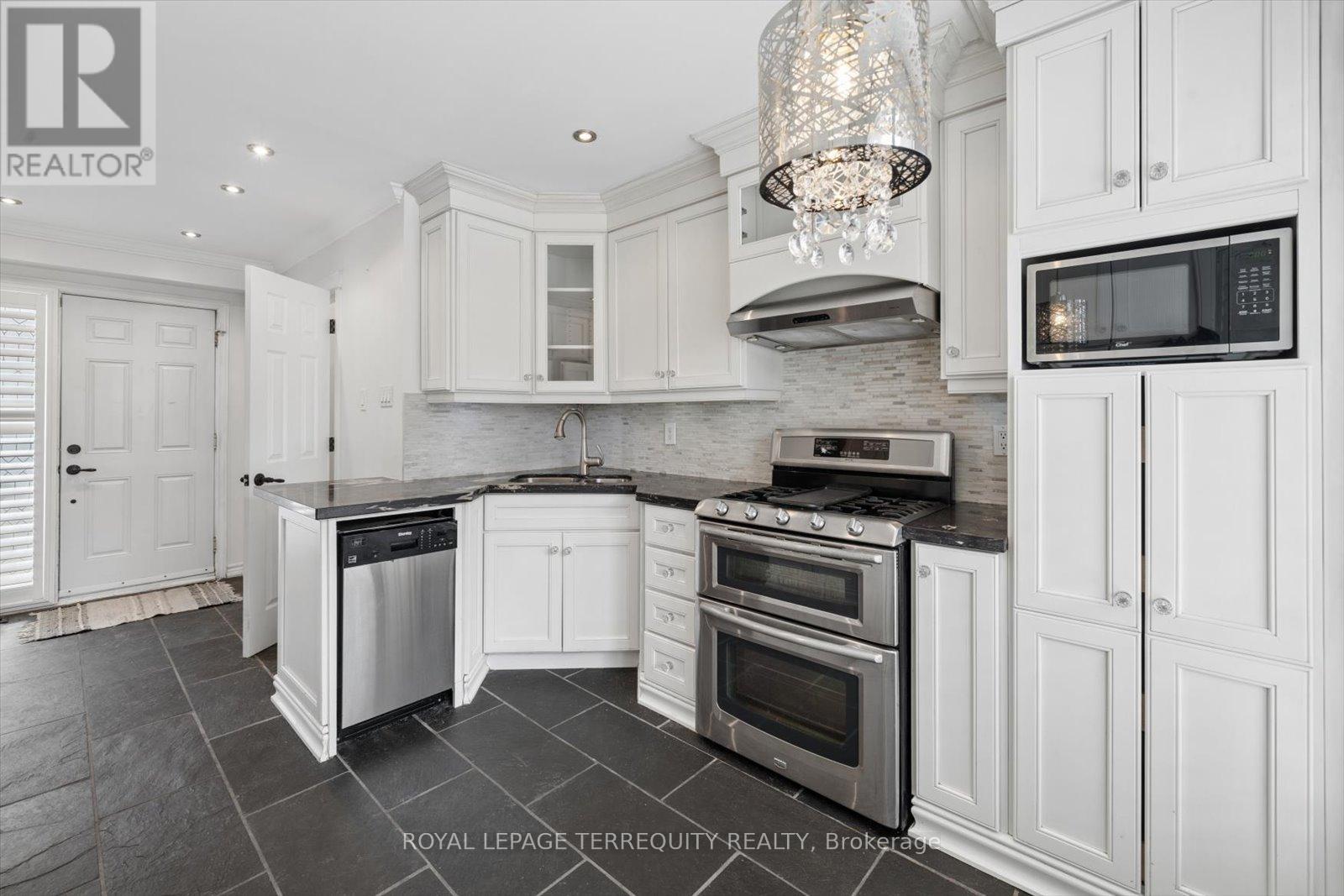 1825 Hyde Mill Crescent, Mississauga, Ontario  L5N 0A7 - Photo 10 - W12972174