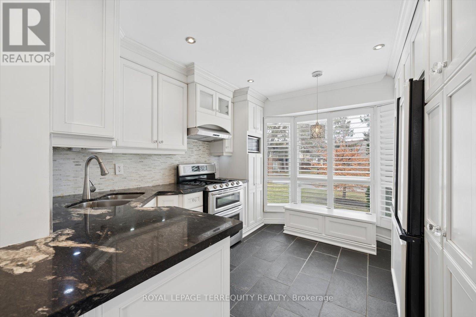 1825 Hyde Mill Crescent, Mississauga, Ontario  L5N 0A7 - Photo 11 - W12972174