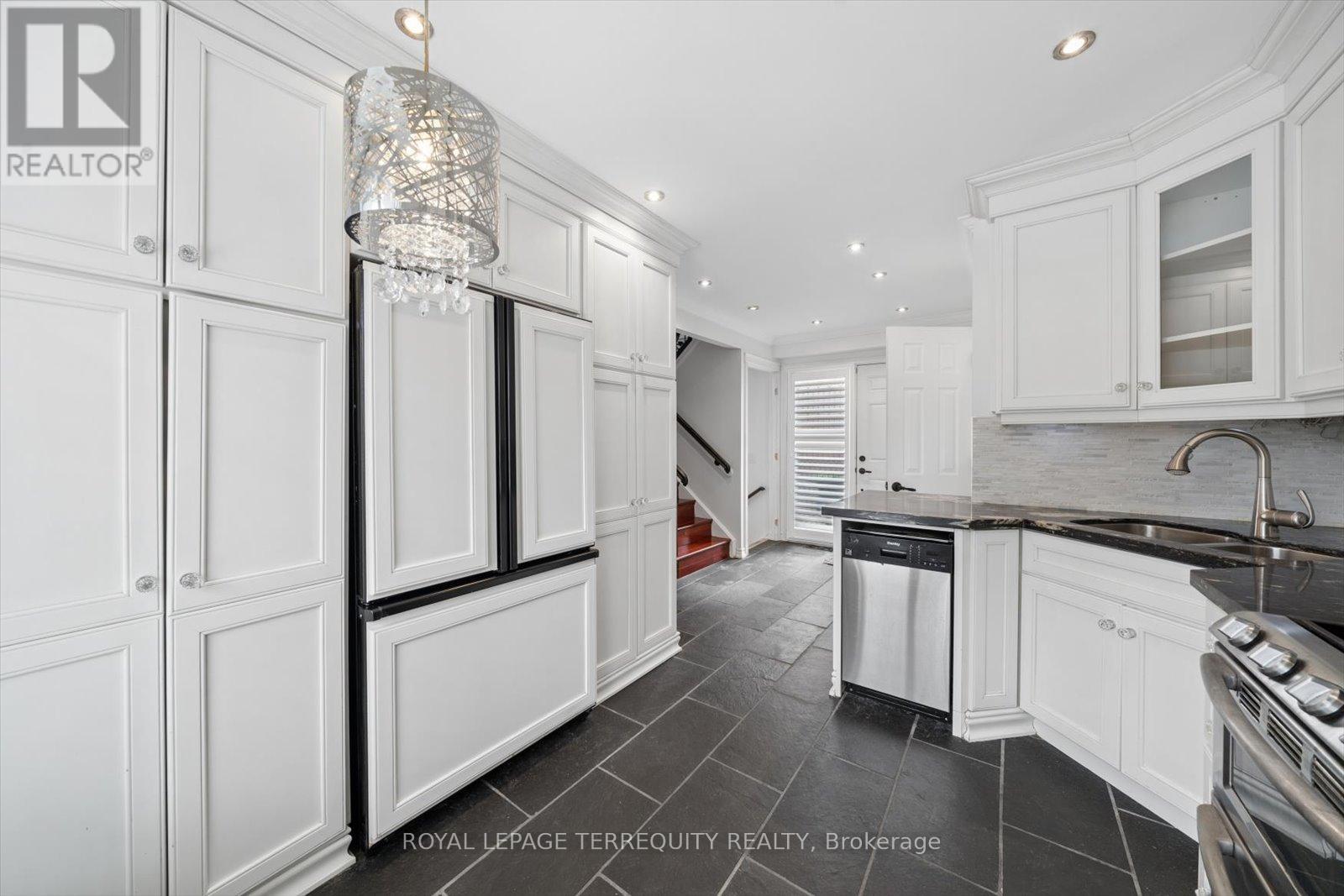 1825 Hyde Mill Crescent, Mississauga, Ontario  L5N 0A7 - Photo 13 - W12972174