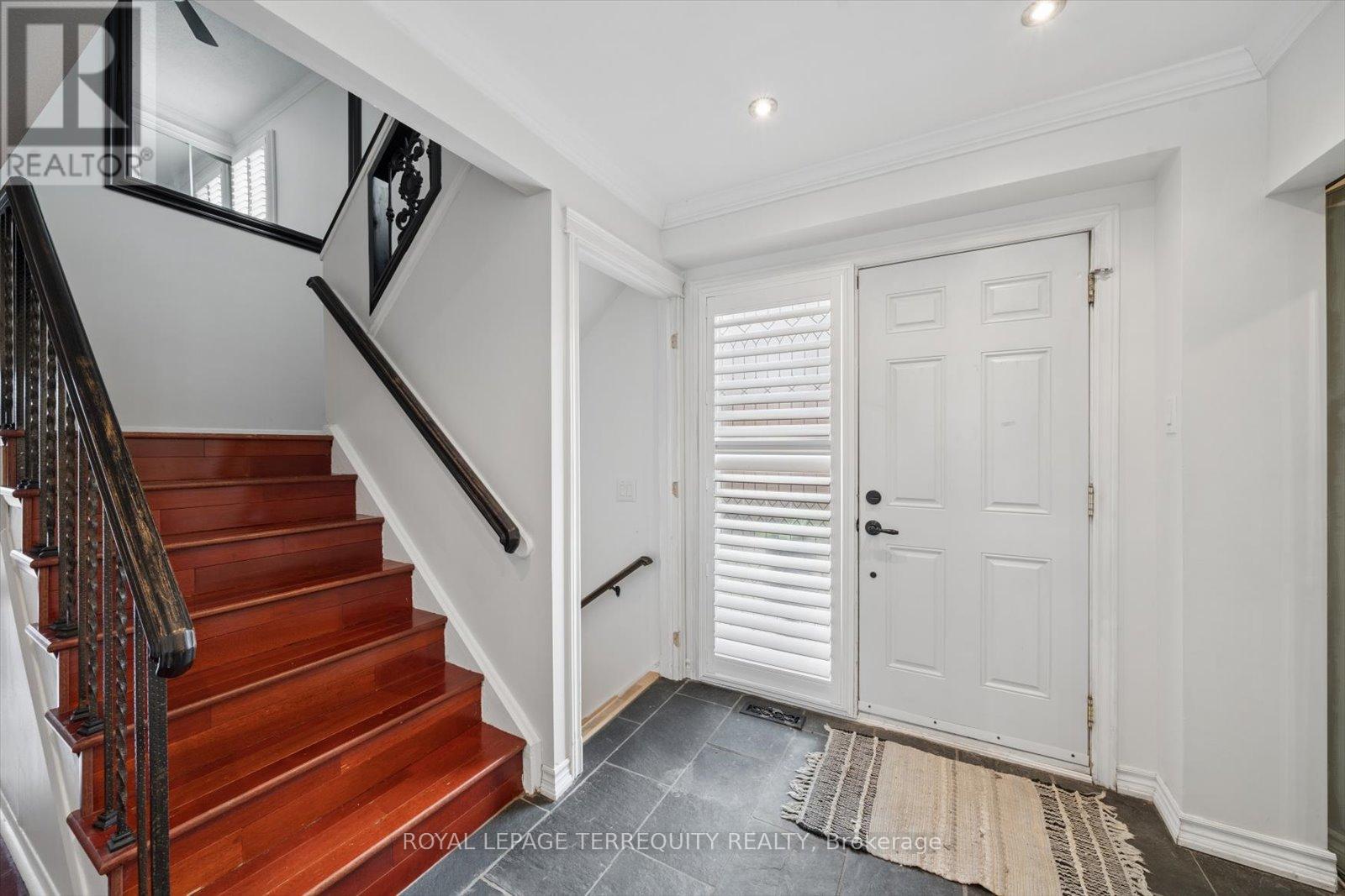 1825 Hyde Mill Crescent, Mississauga, Ontario  L5N 0A7 - Photo 2 - W12972174