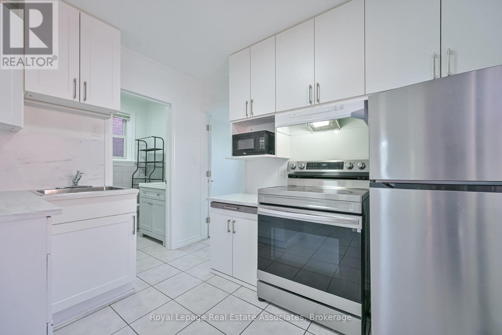 20 East Drive, Toronto, Ontario  M6N 2N7 - Photo 8 - W12972198