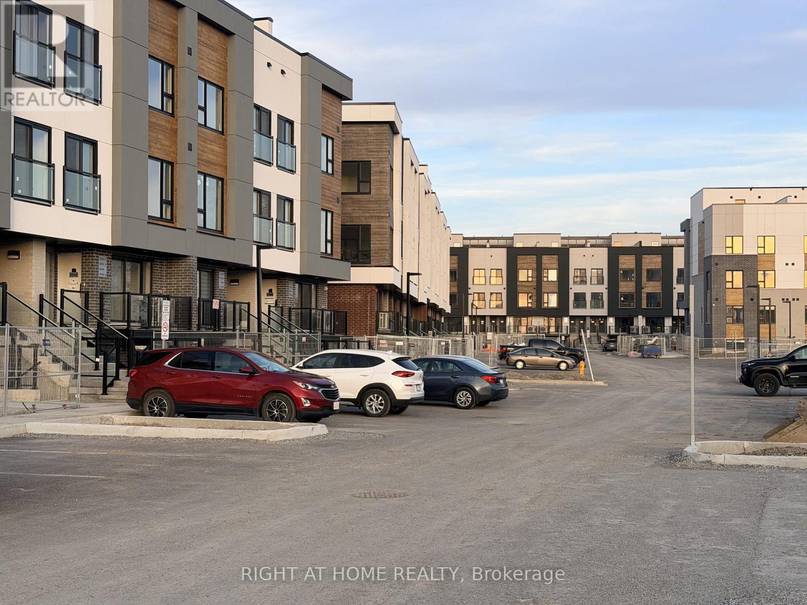 301a - 16 Melbourne Avenue, St. Catharines, Ontario  L2P 0G5 - Photo 2 - X12972168