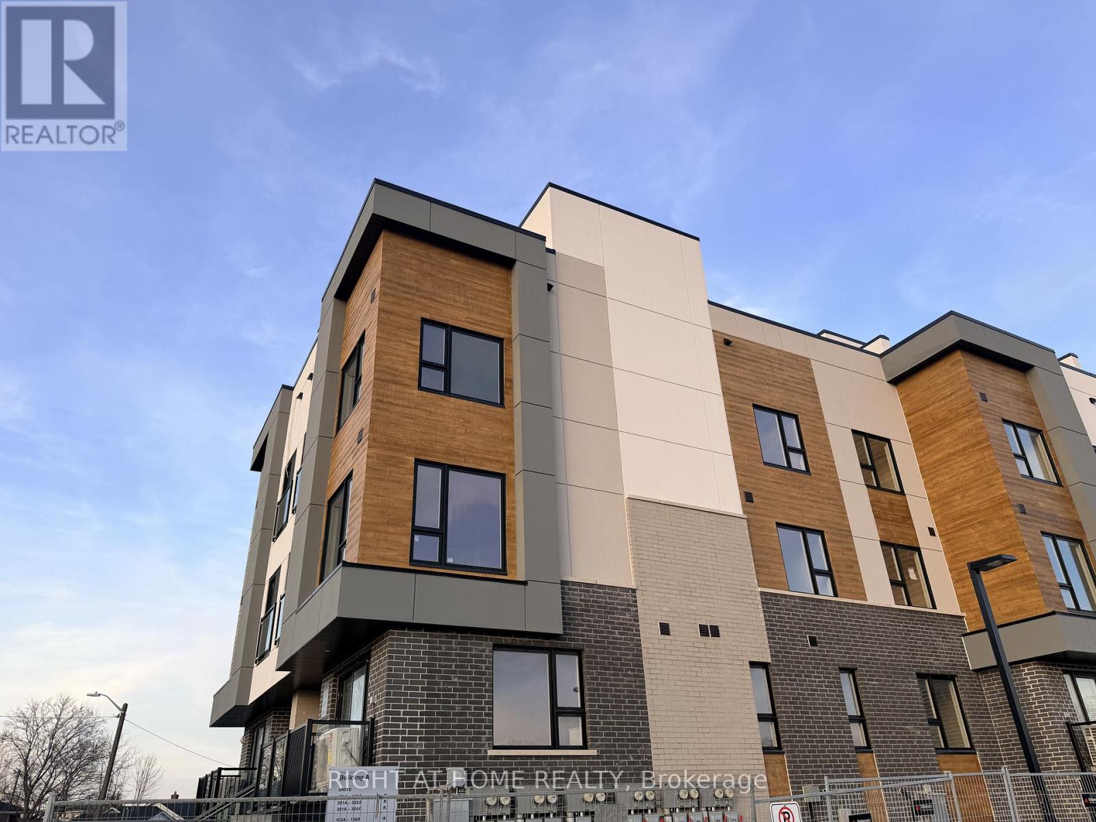 301a - 16 Melbourne Avenue, St. Catharines, Ontario  L2P 0G5 - Photo 3 - X12972168