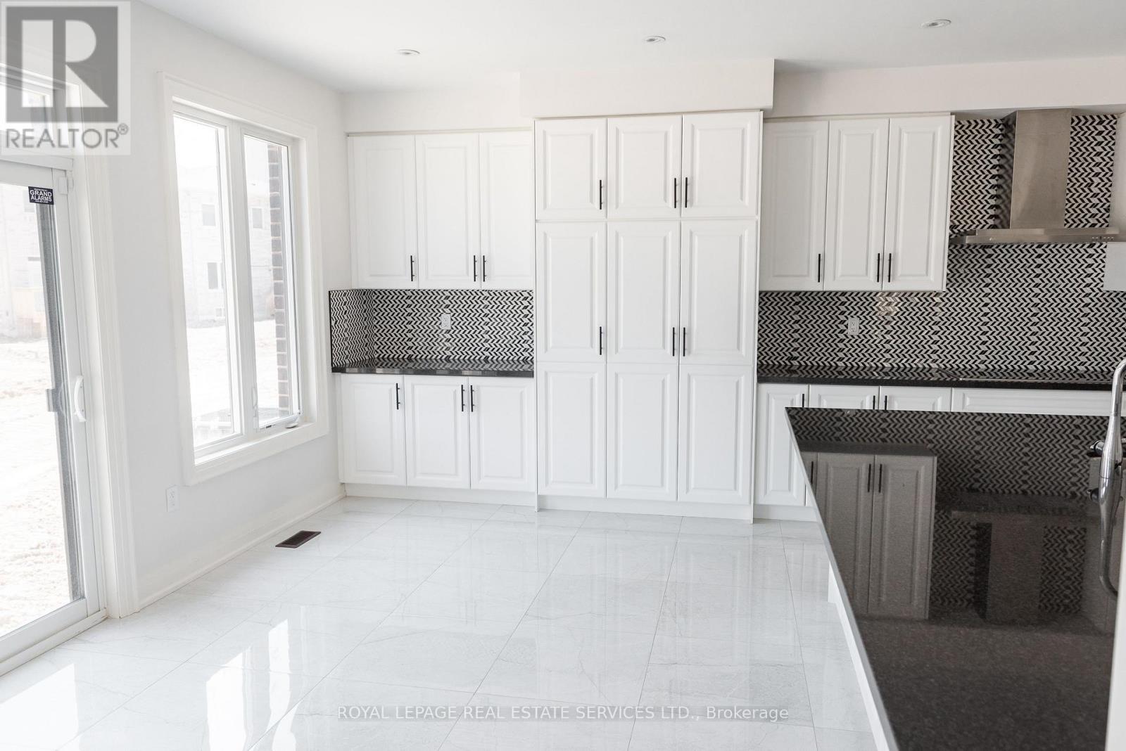 406 Humphrey Street, Hamilton, Ontario  L8B 1X5 - Photo 5 - X12972182