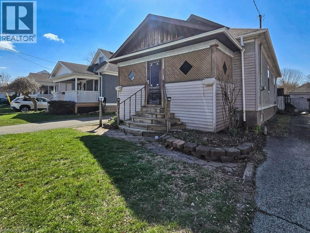 37 Kernahan Street, St. Catharines, Ontario  L2R 4T1 - Photo 4 - 40816116