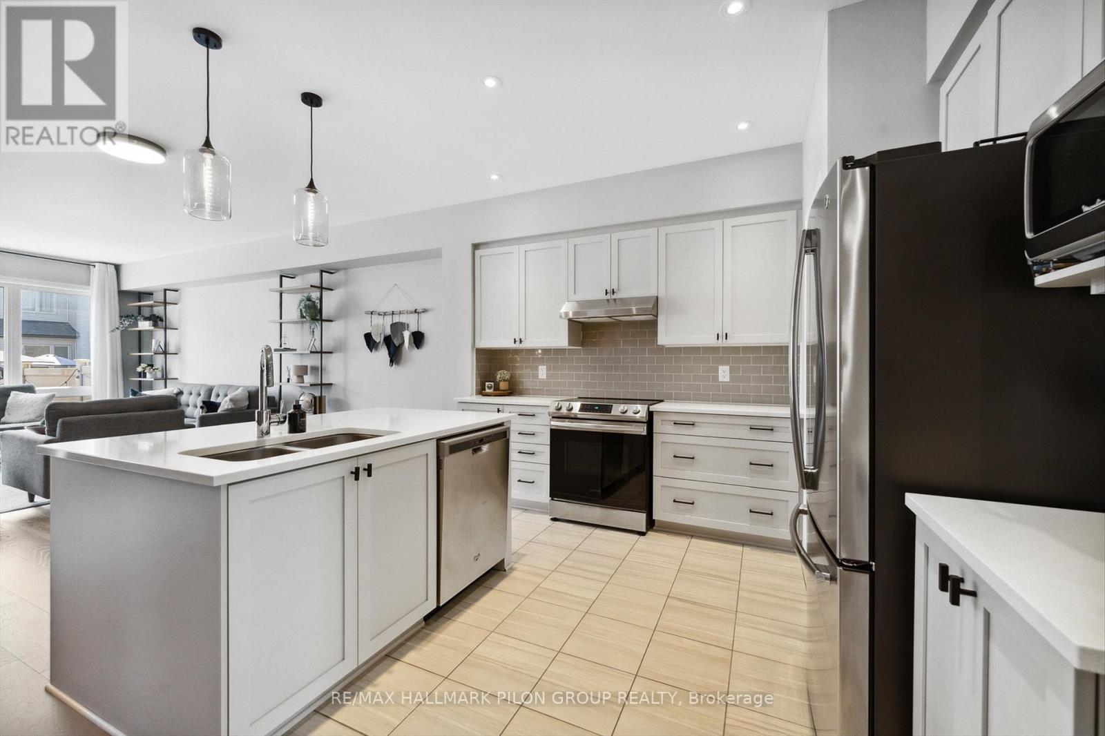 358 Rainrock Crescent, Ottawa, Ontario  K1W 0J6 - Photo 3 - X12972248