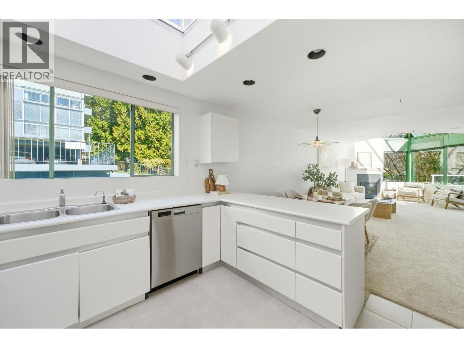 205 565 17th Street, West Vancouver, British Columbia  V7V 3S9 - Photo 4 - R3108497