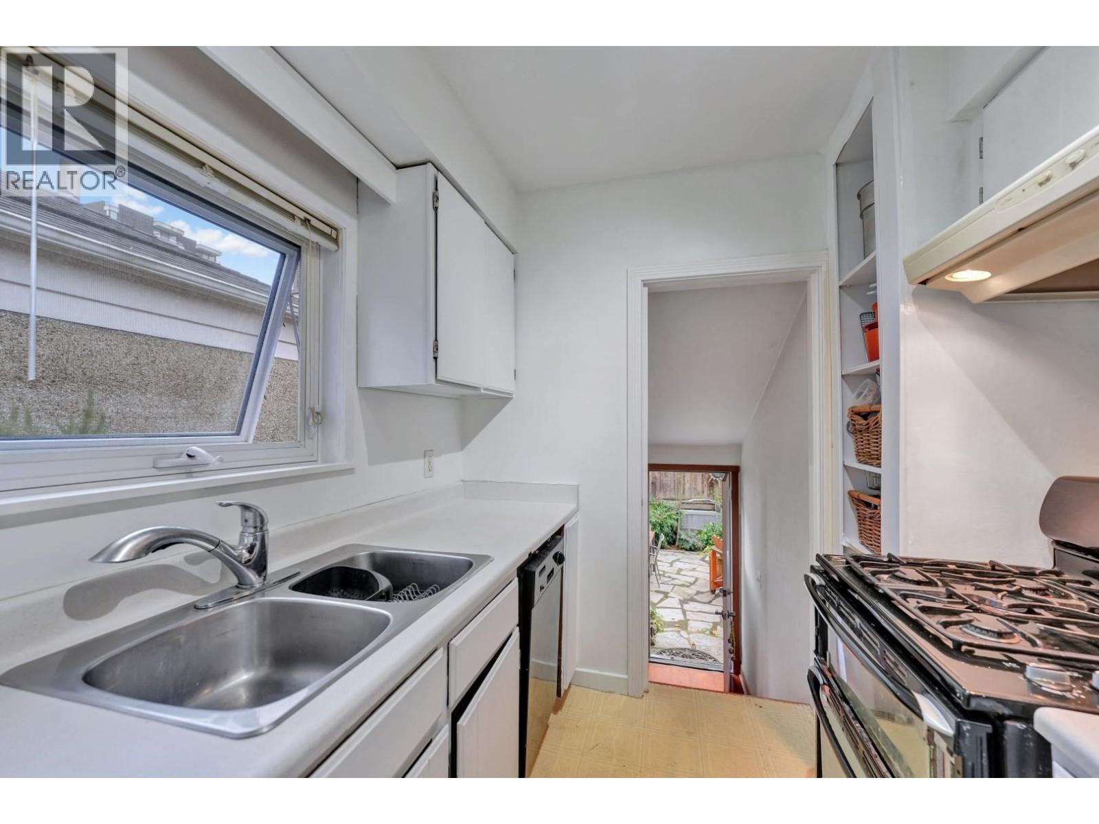 2303 W 3rd Avenue, Vancouver, British Columbia  V6K 1L6 - Photo 12 - R3108512