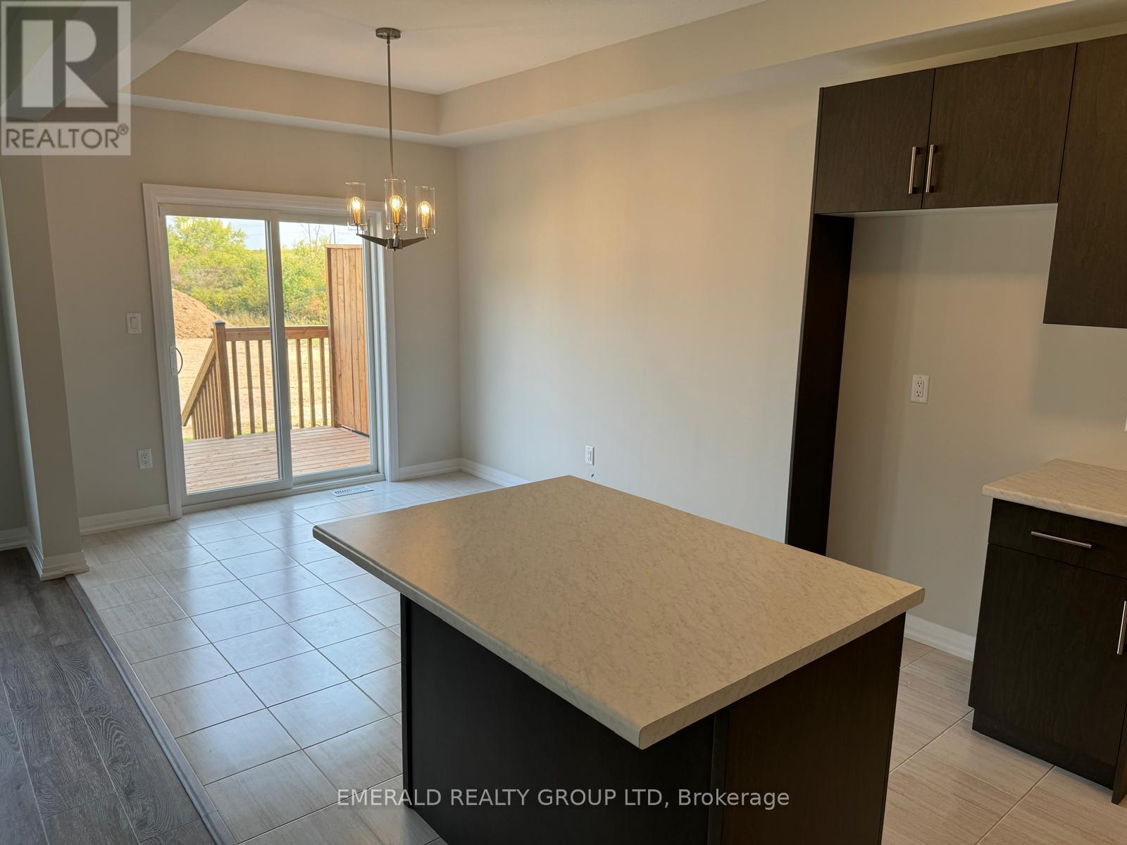 10 Whelan Court, Thorold, Ontario  L2V 0G7 - Photo 4 - X12972290