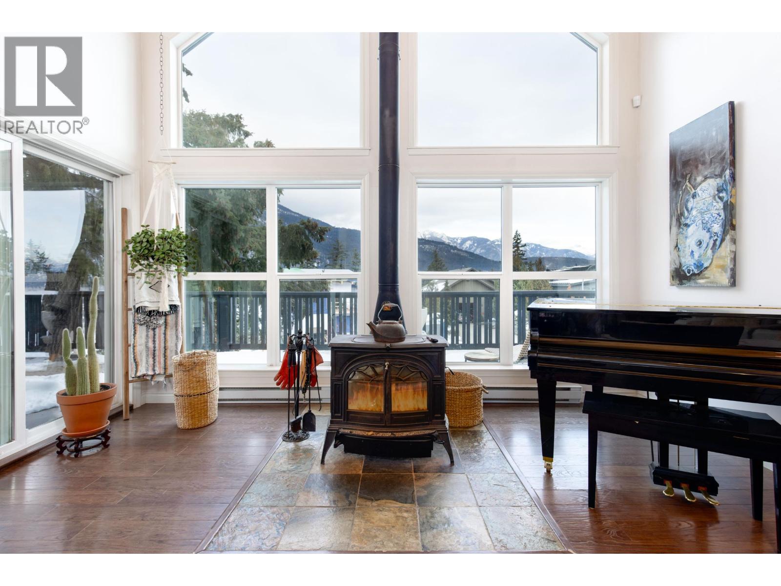 7467 Dogwood Street, Pemberton, British Columbia  V0N 2L0 - Photo 2 - R3108575