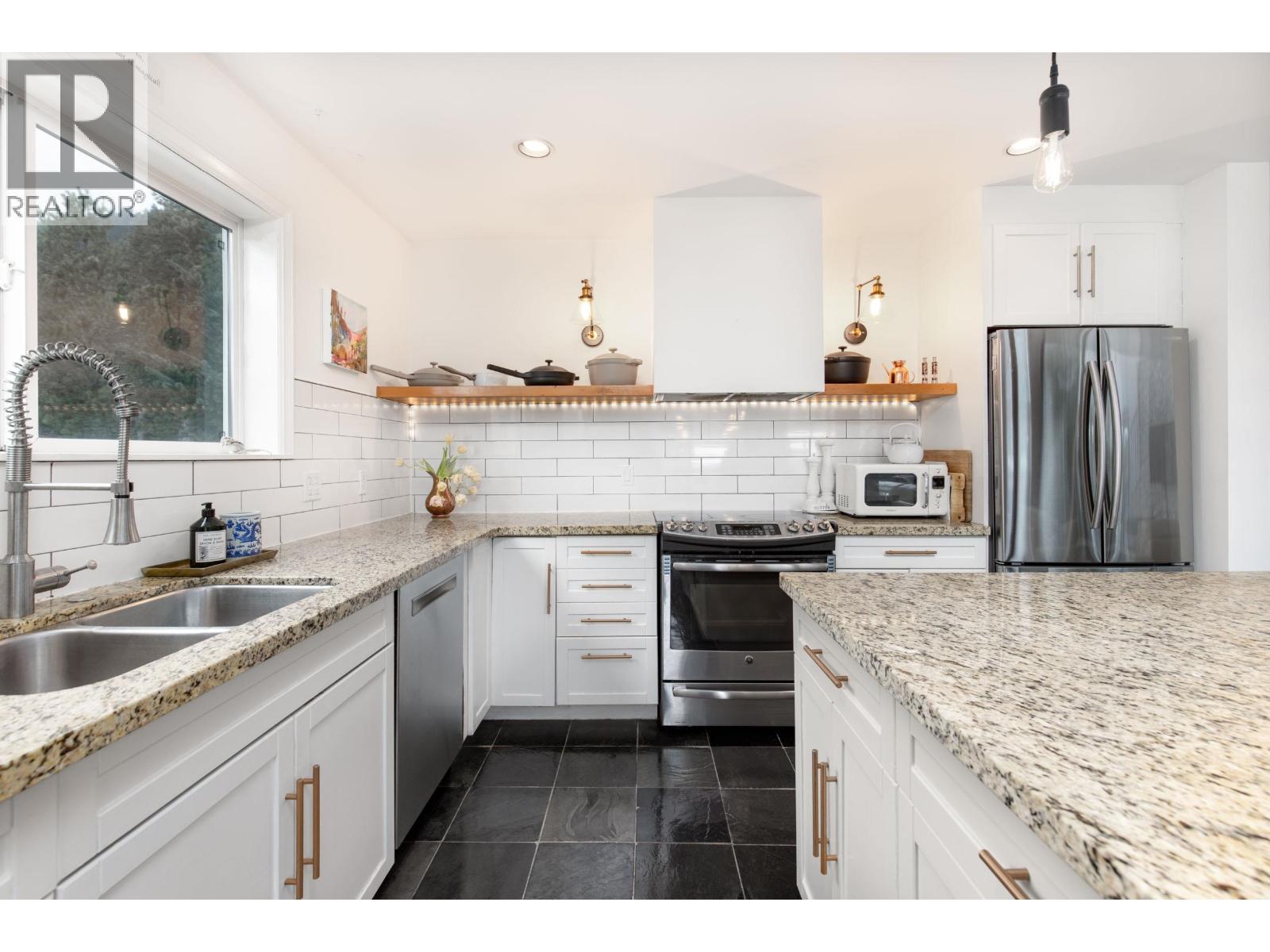 7467 Dogwood Street, Pemberton, British Columbia  V0N 2L0 - Photo 7 - R3108575