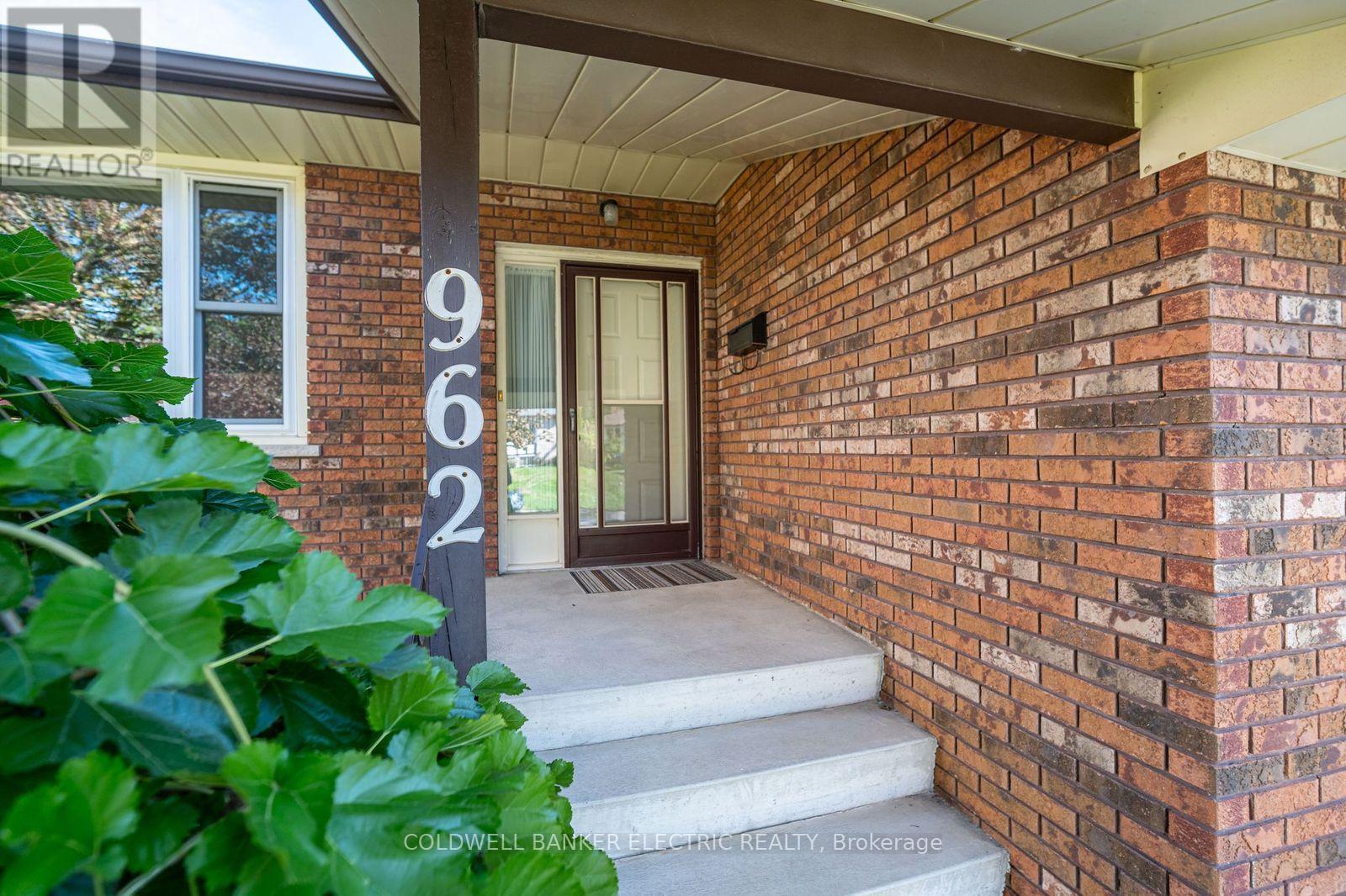 962 Golfview Road, Peterborough, Ontario  K9J 7W4 - Photo 2 - X12814460