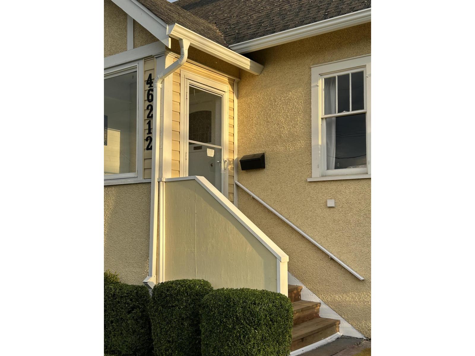 46212 Gore Avenue, Chilliwack Proper East, Chilliwack, British Columbia V2P 2A1 - Photo 2 - R3107842