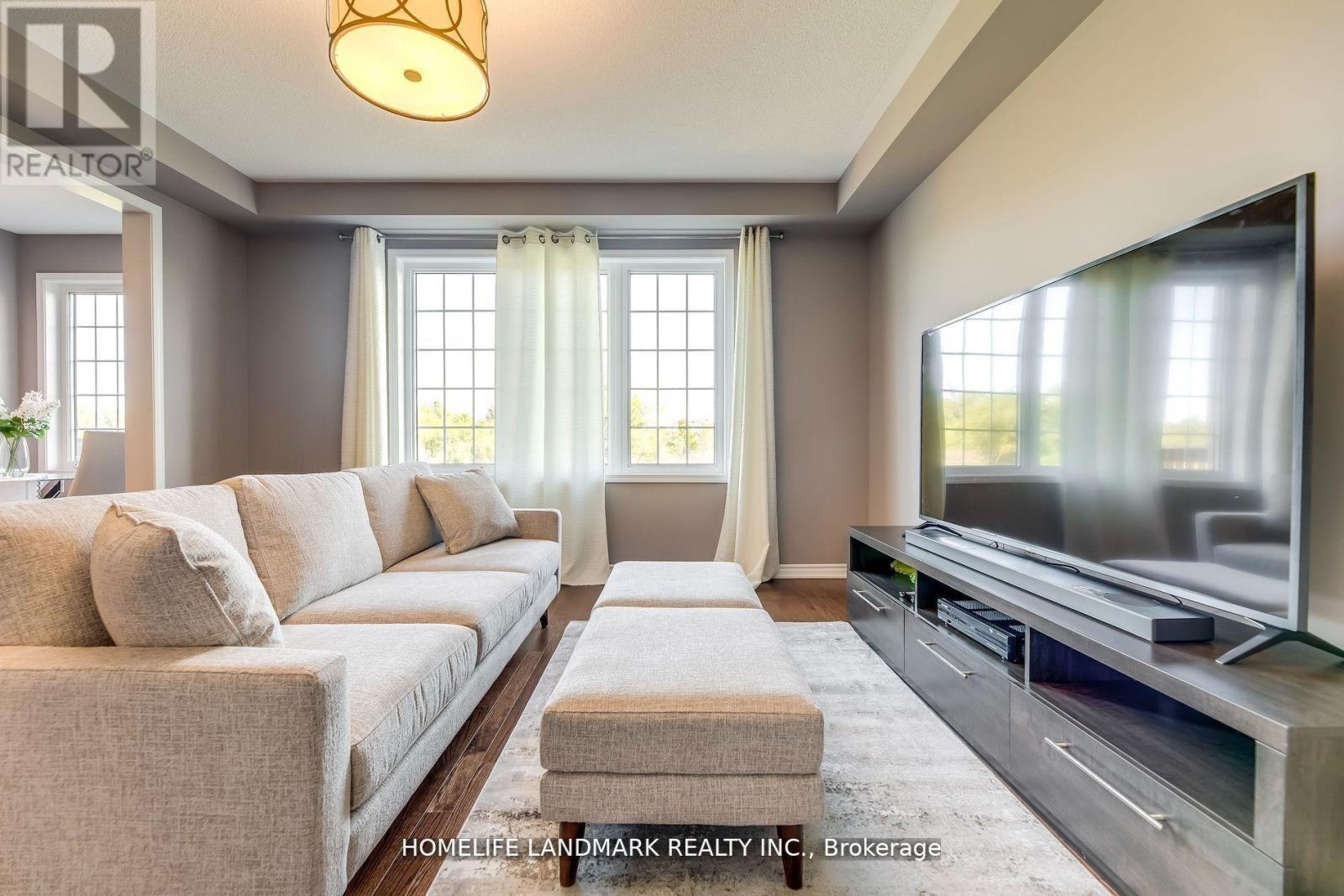 186 Degraaf Crescent, Aurora, Ontario  L4G 0X1 - Photo 8 - N12972346