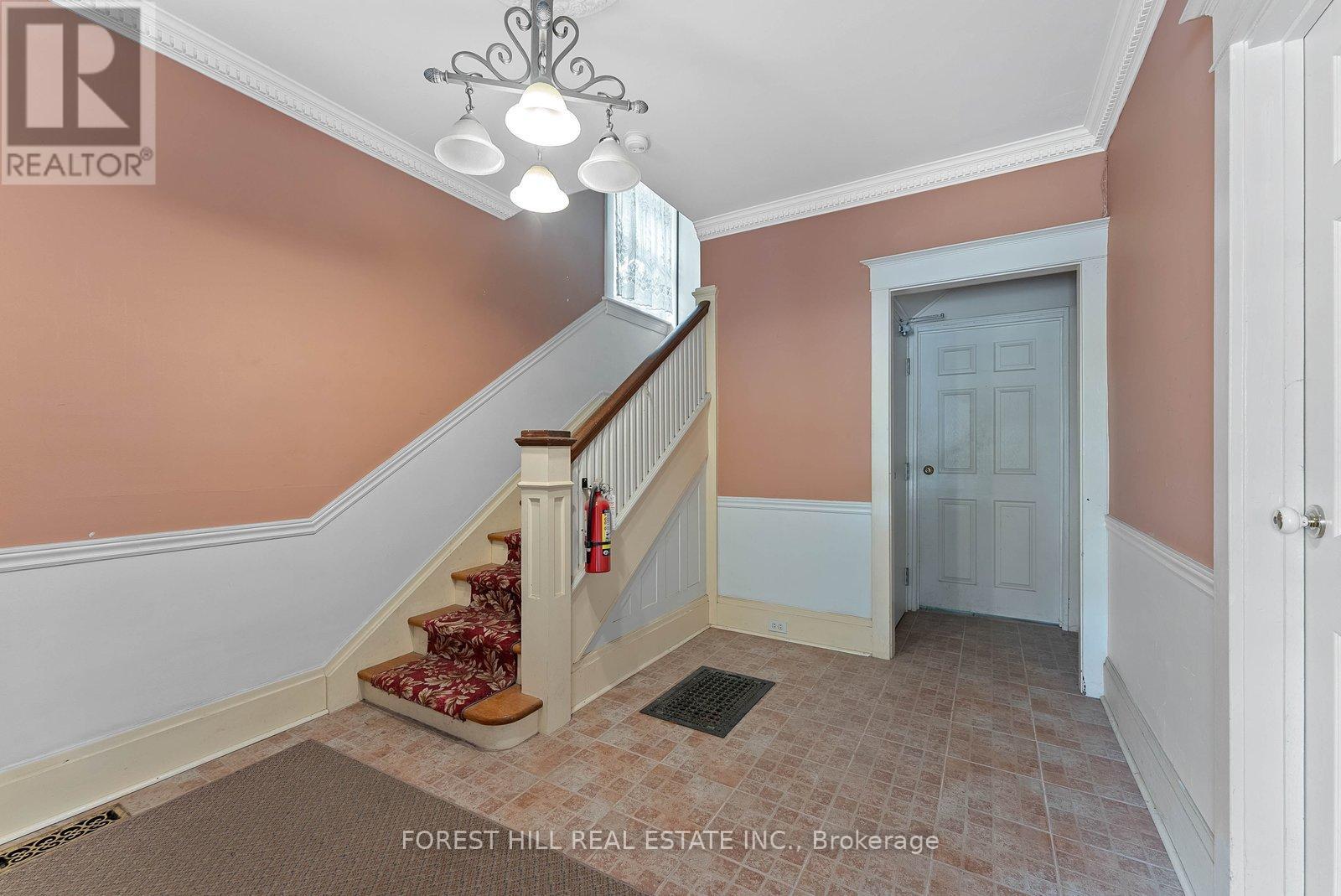 Upper - 36 Arnold Crescent, Richmond Hill, Ontario  L4C 3R5 - Photo 6 - N12972374