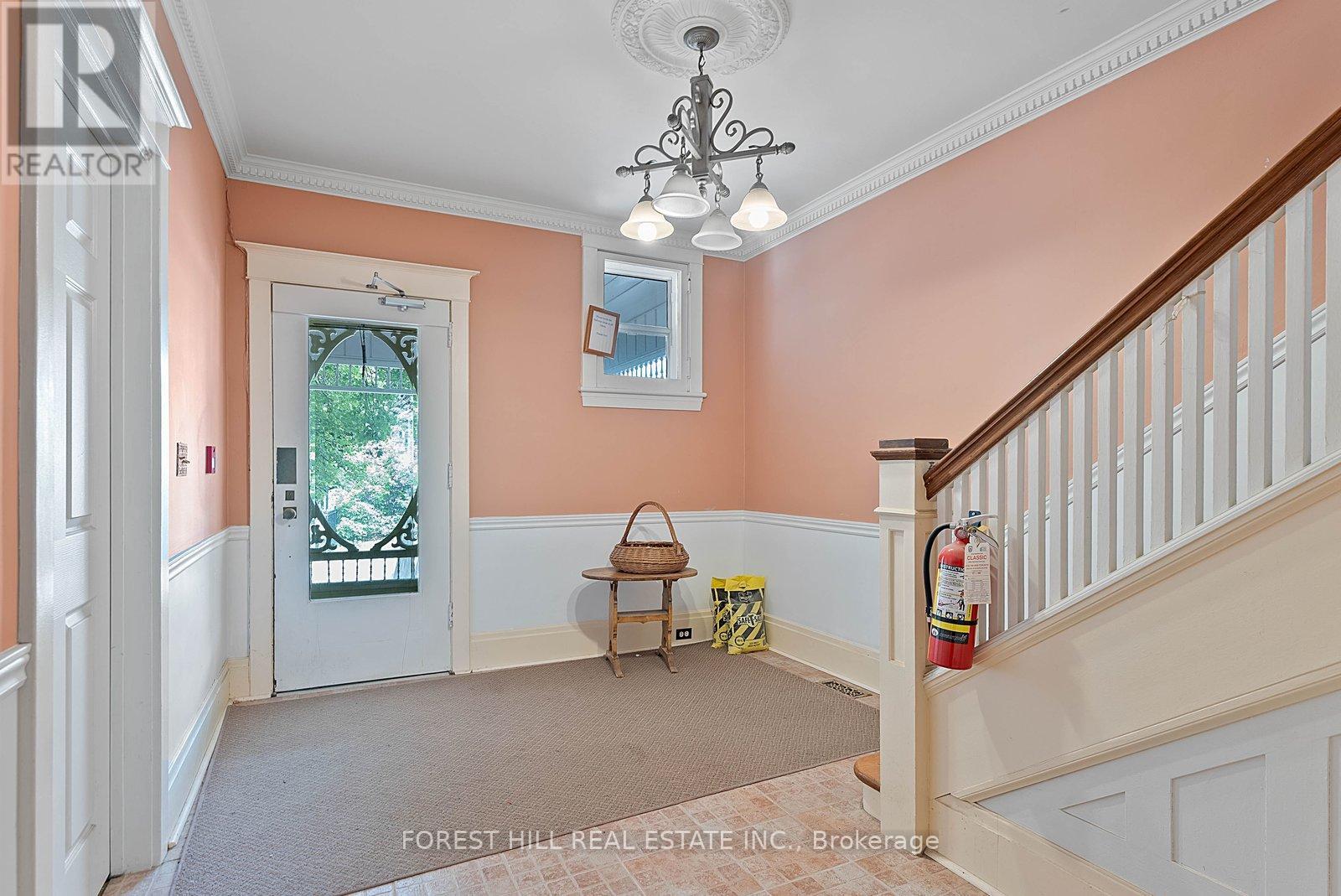 Upper - 36 Arnold Crescent, Richmond Hill, Ontario  L4C 3R5 - Photo 7 - N12972374