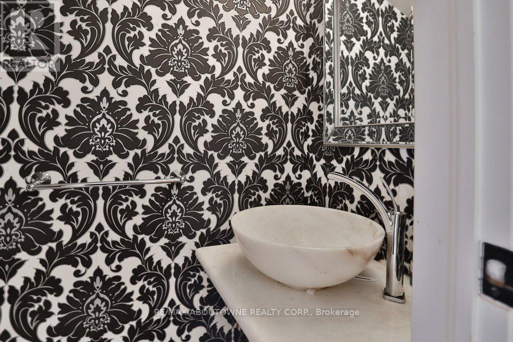 45 Tradewind Drive, Oakville, Ontario  L6L 6K9 - Photo 14 - W12972276