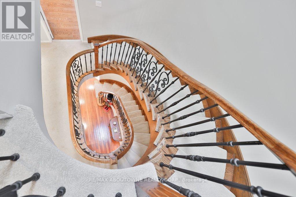 45 Tradewind Drive, Oakville, Ontario  L6L 6K9 - Photo 22 - W12972276