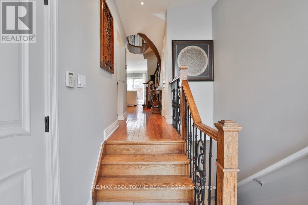 45 Tradewind Drive, Oakville, Ontario  L6L 6K9 - Photo 5 - W12972276