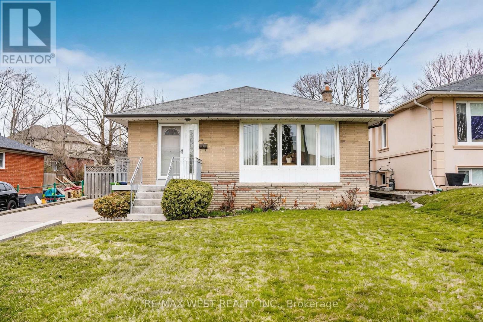 32 DEEVALE ROAD, Toronto, Ontario